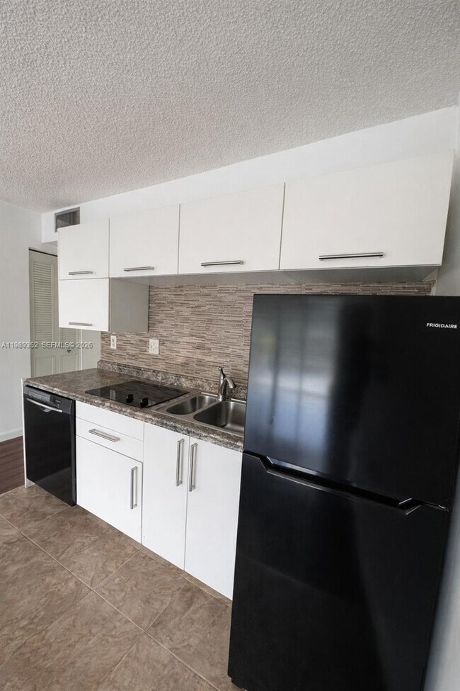 Building Photo - 9330 Lagoon Pl