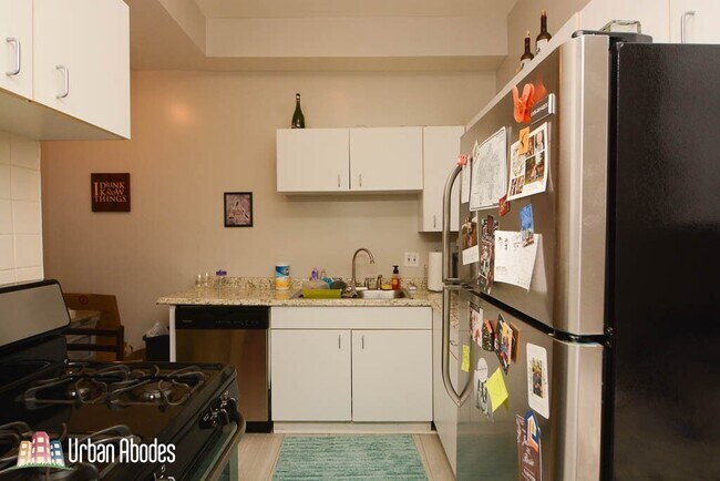 Building Photo - 2030 N Oakley Ave