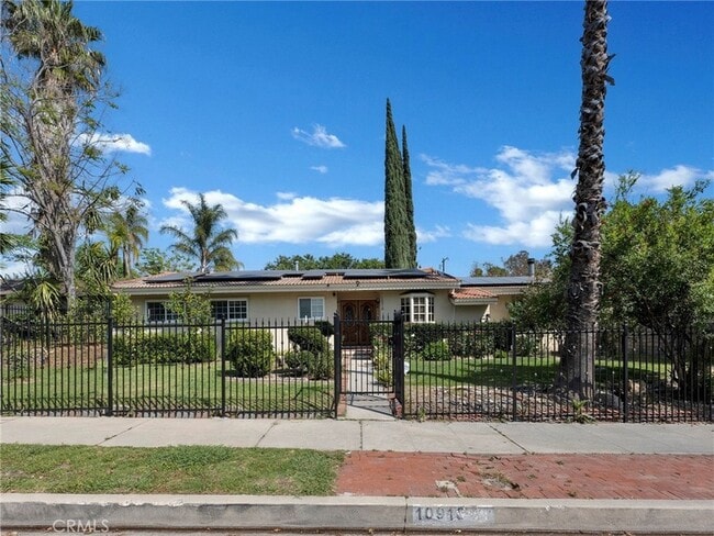 Building Photo - 10918 Reseda Blvd