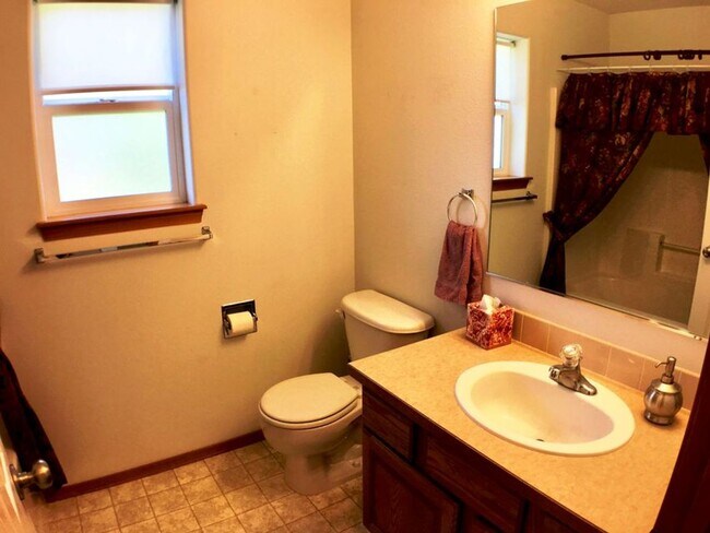 Building Photo - Broadmoore Estates!