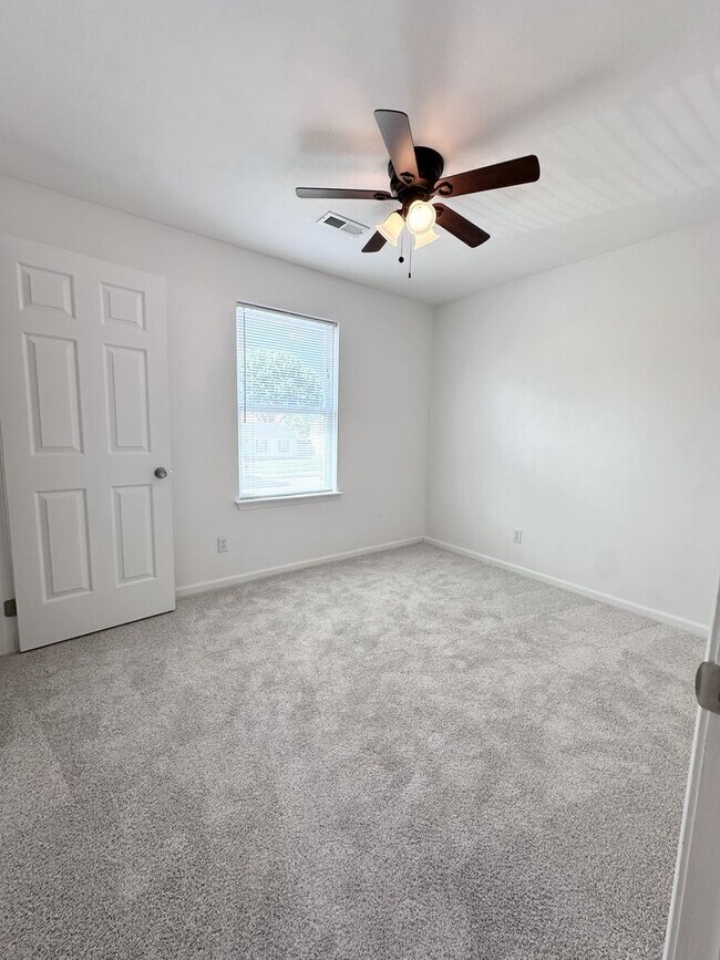 Building Photo - Charming Updated Home in Prime Chesapeake Location – Spacious Layout & Modern Touches!