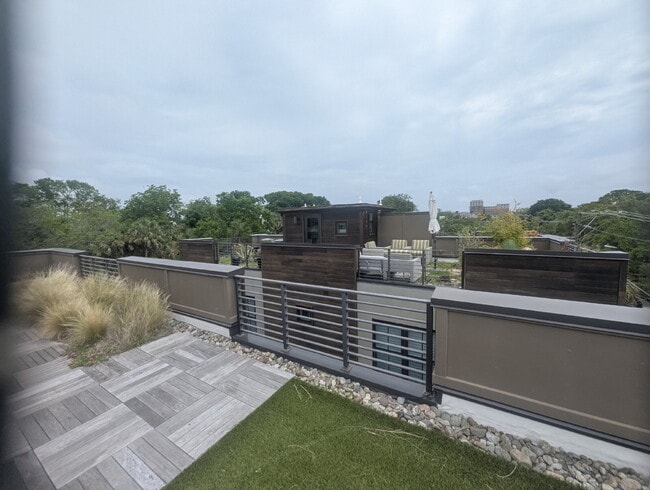 Building Photo - 3 BD / 3 BA Newer Row Home for Lease in Ha...
