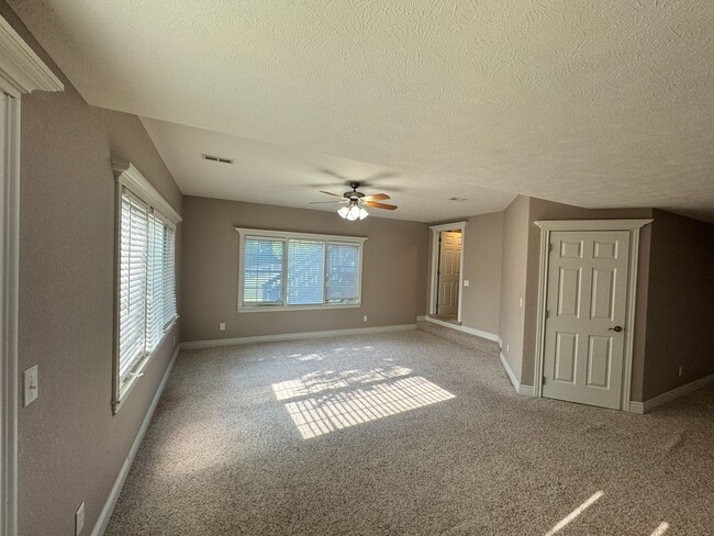 Building Photo - Large and Spacious Duplex Available