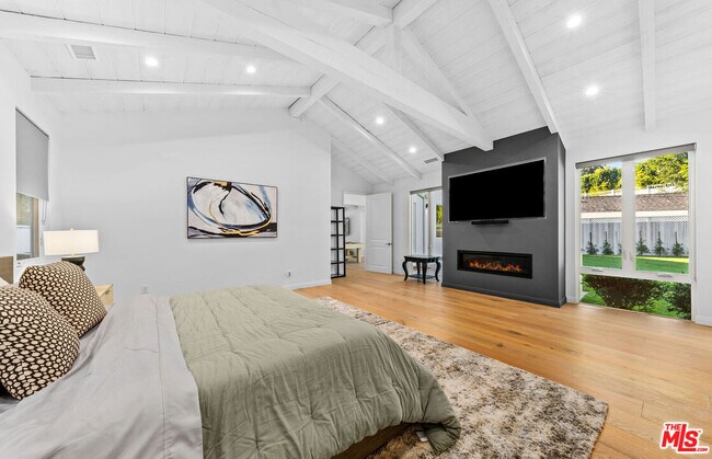 Building Photo - 530 S Bentley Ave