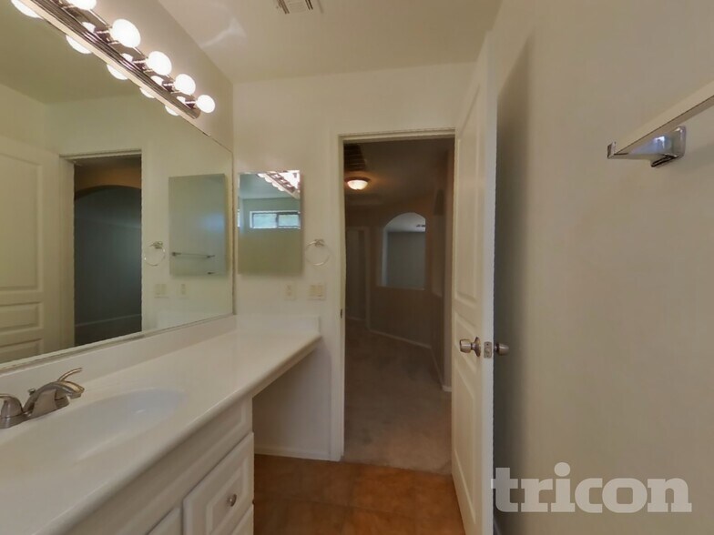 Building Photo - 11418 W Mountain View Dr