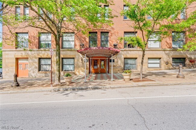 Building Photo - 1133 W 9th St