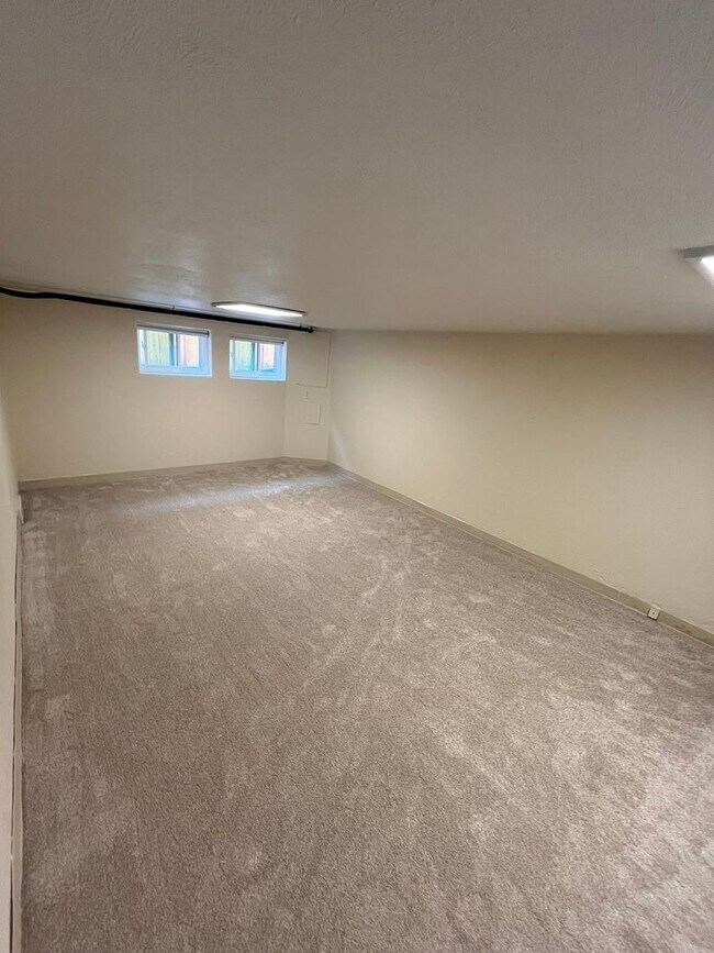 Building Photo - Charming 2-Bed/1-Bath Basement Apartment -...