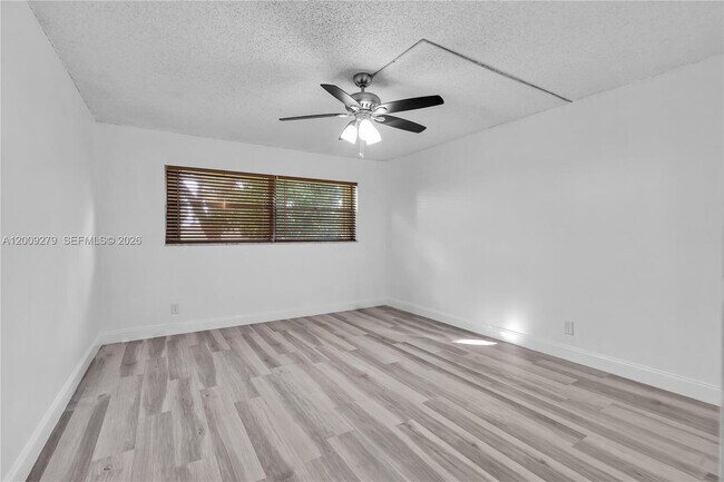 Building Photo - 8513 Old Country Manor