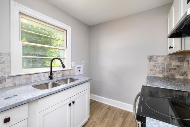 Building Photo - Beautifully Renovated 3 Bedroom Available!