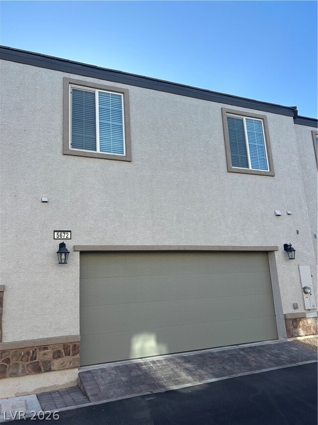 Building Photo - 5672 Sartorial St