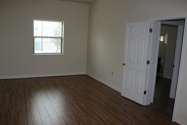 Building Photo - 10102 Neuens Rd