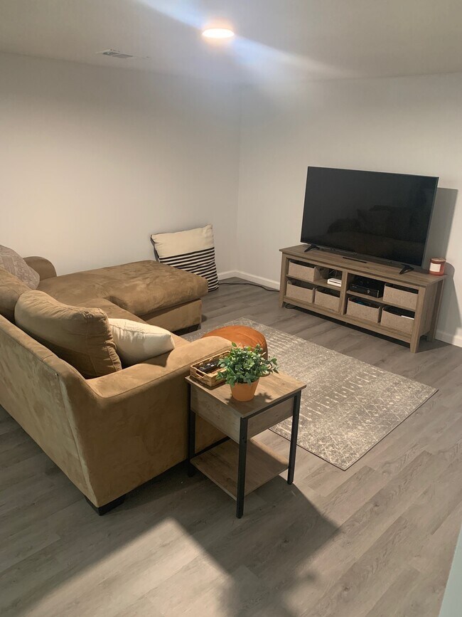 Building Photo - 806 Northlawn St NE