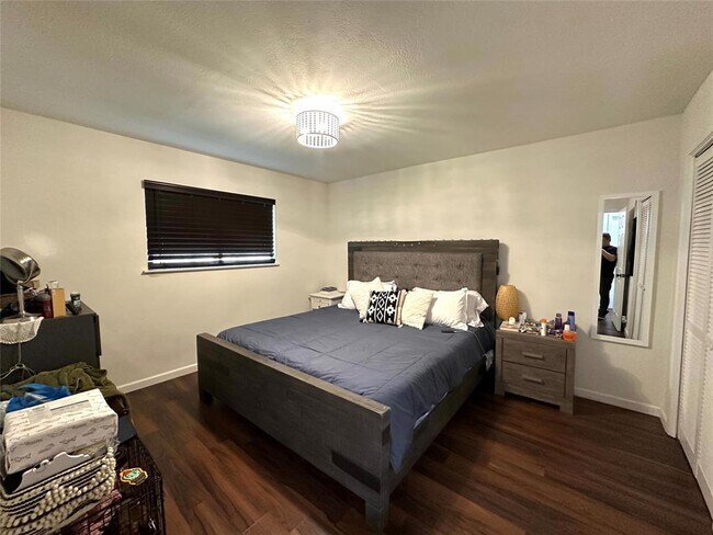 Building Photo - 2402 Parker Cir