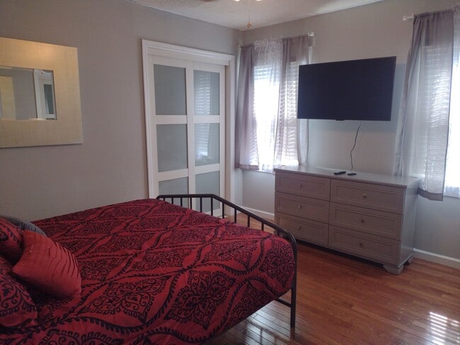 Building Photo - Beautifully renovated 4 bed 5 bath condo with a private back yard