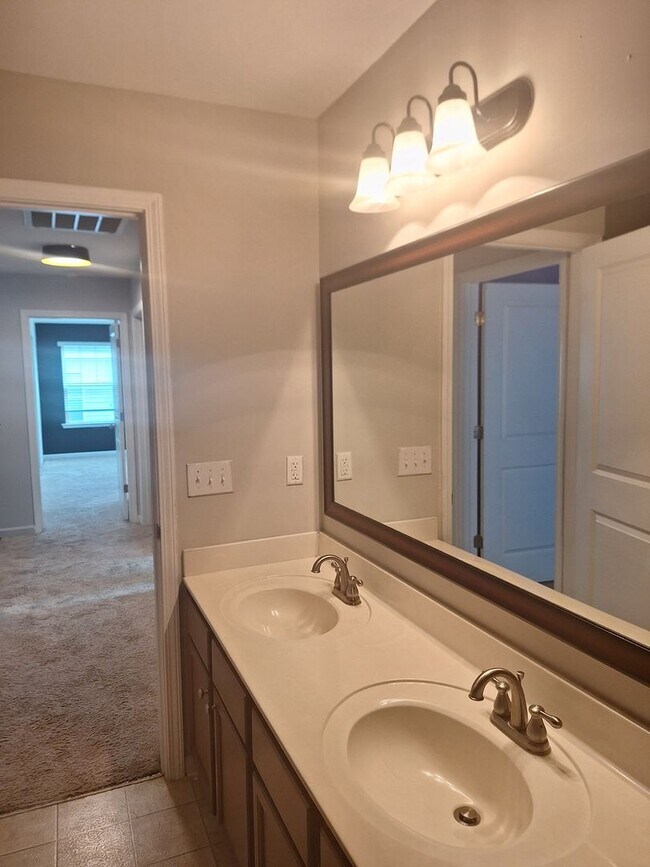 Building Photo - *** MOVE IN SPECIAL *** MOVE IN SPECIAL  -...