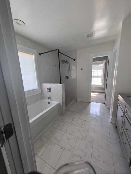 Building Photo - 1505 Delevan St