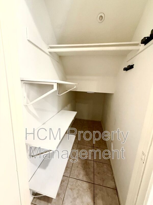 Building Photo - 301 N Navarette Pl