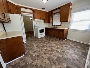 Building Photo - 3 Bedroom, 1 Bath Home