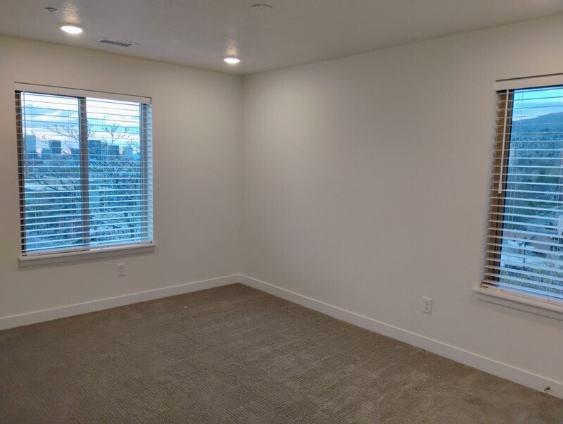 Building Photo - 1032 E 400 S