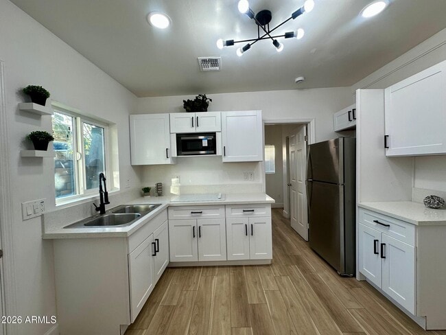 Building Photo - 3125 E Oak St