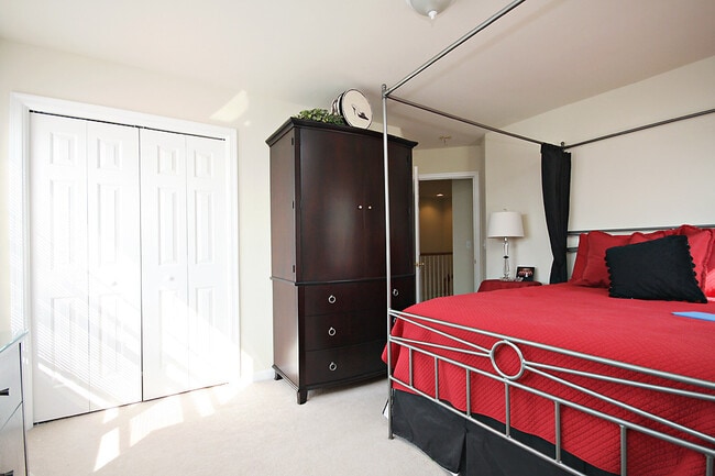 Building Photo - Pet Friendly Mill Creek Village Townhome