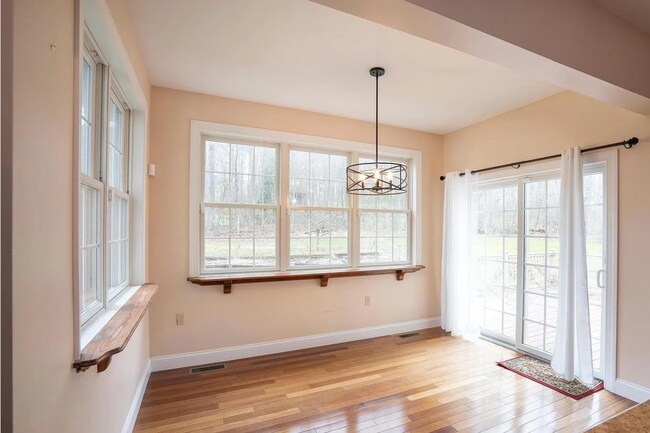 Building Photo - 4 Bedroom House For Rent