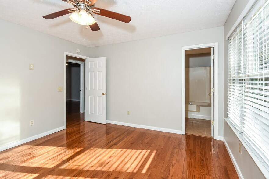 Building Photo - 1813 Cres Hill Dr NW