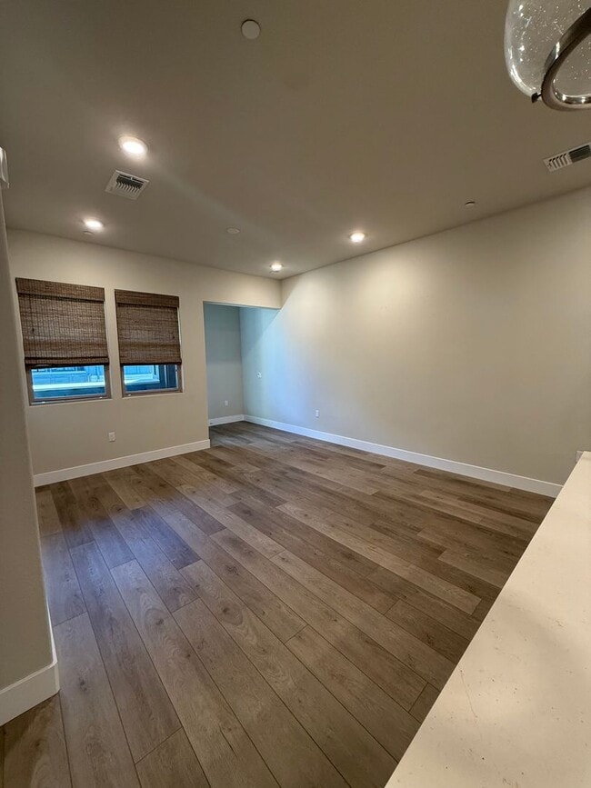 Building Photo - Premier 2/2 Condo in The Cannery