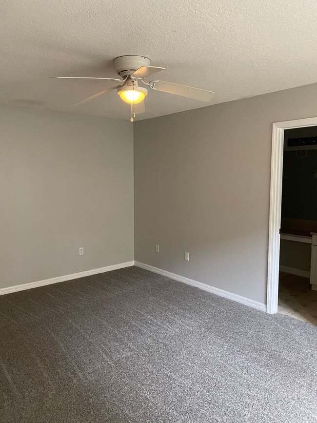 Building Photo - 613 Coconut Palm Way
