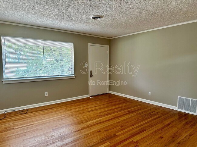 Building Photo - 1009 Rosedale Dr