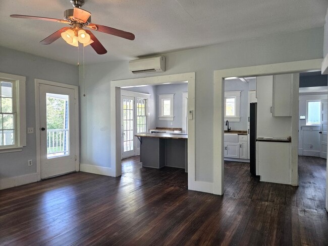 Building Photo - Move in Ready Historic Home in Downtown Cl...