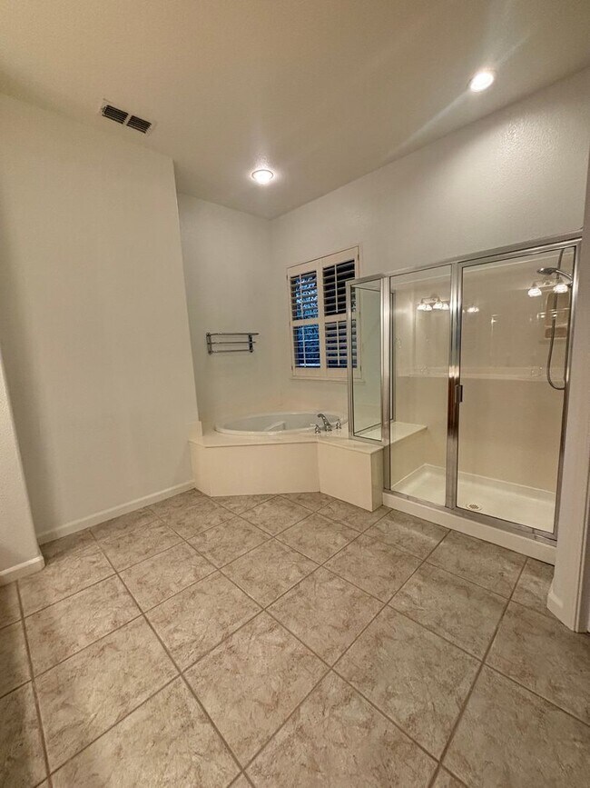 Building Photo - Beautiful 3 Bedroom 3 Bath Home