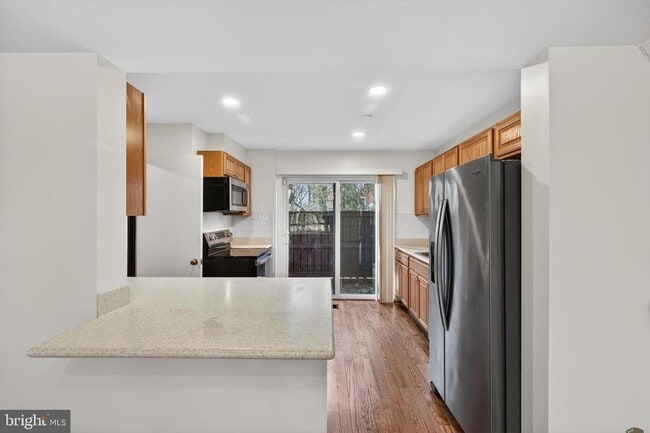 Building Photo - 9250 Three Oaks Dr