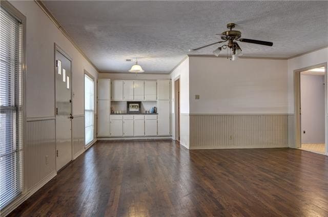 Living room - 6950 Hillcrest Ave