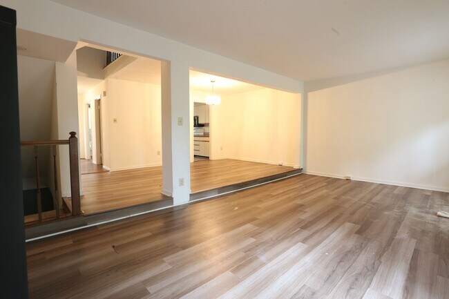 Building Photo - Spacious And Sun-Filled 3 Bedroom 2.5 Bath...