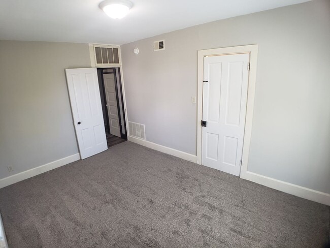 Building Photo - Cozy 2 Bedroom 1 bath Upstairs with Garage