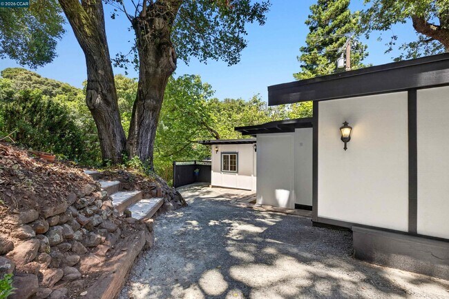Building Photo - 16 El Rincon