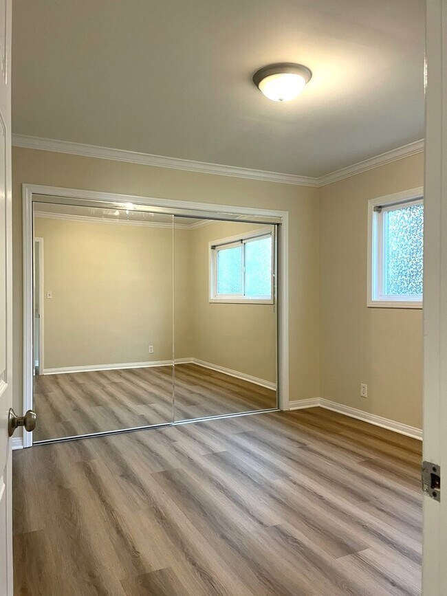 Building Photo - 437