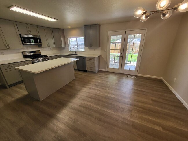 Building Photo - 2621 Woodcrest Ln