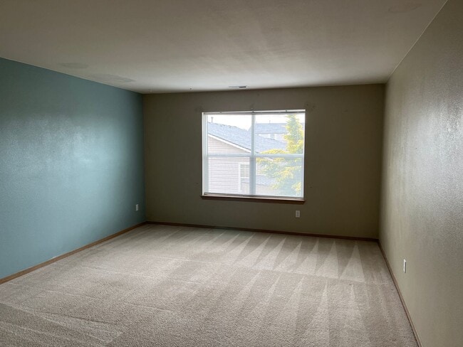 Building Photo - Large Puyallup rental 4 bedroom