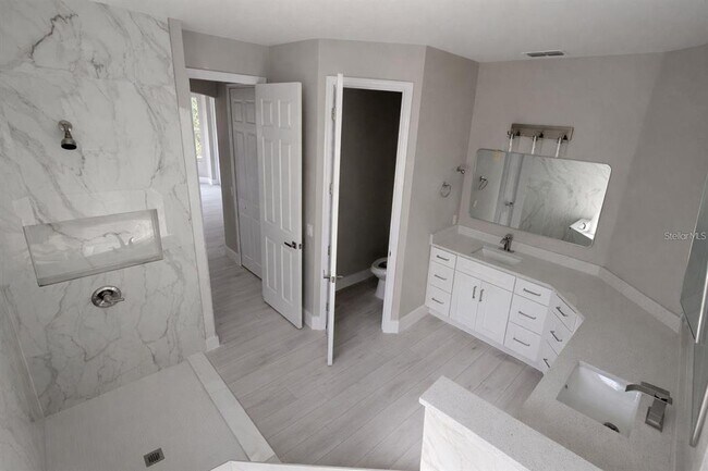 Building Photo - 3504 Valleyview Dr