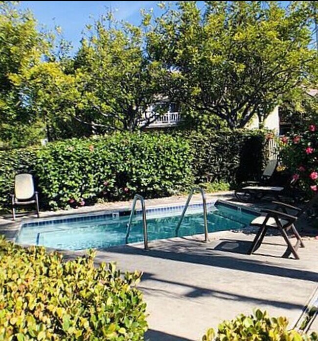 Building Photo - 3855 Thorncroft Ln