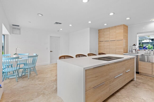 Building Photo - 1332 Tamarind Way