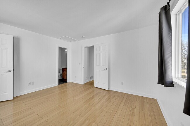 Building Photo - $2,295.95, 3-bed, 3-bath, located in Longmont with a washer and dryer and $300 off the first mont...