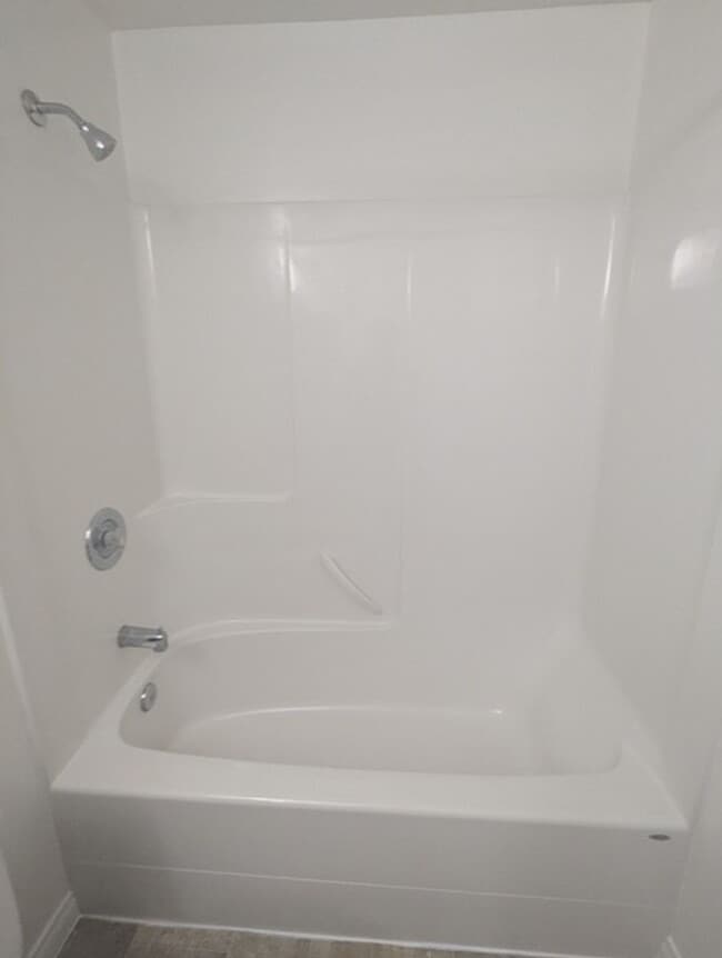 Building Photo - Single Story Home 4 bedroom + Enclosed pat...