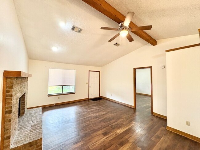 Building Photo - 912 Nutmeg Ave