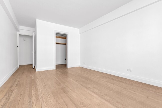 Building Photo - 140 E 56th St
