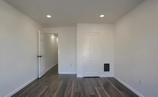Building Photo - 455 Crescent St