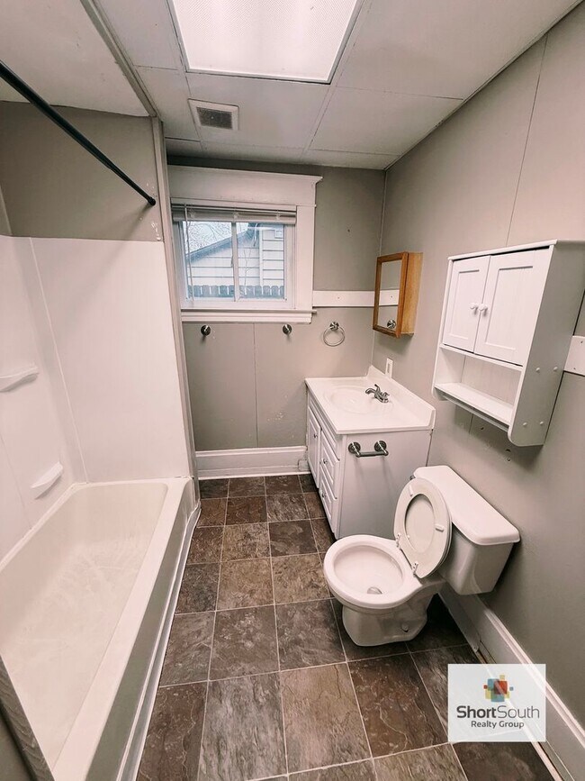 Building Photo - 1069 Quarry Ave NW