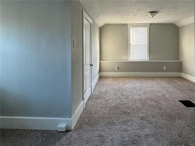 Building Photo - 729 Luckystone Ave